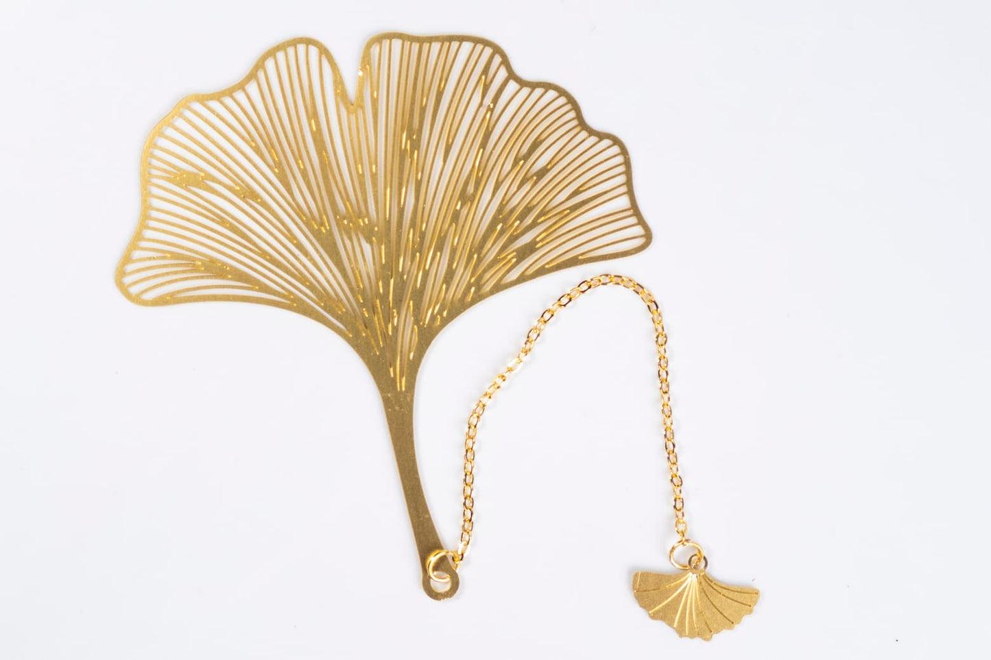 Marcapáginas de metal dorado
