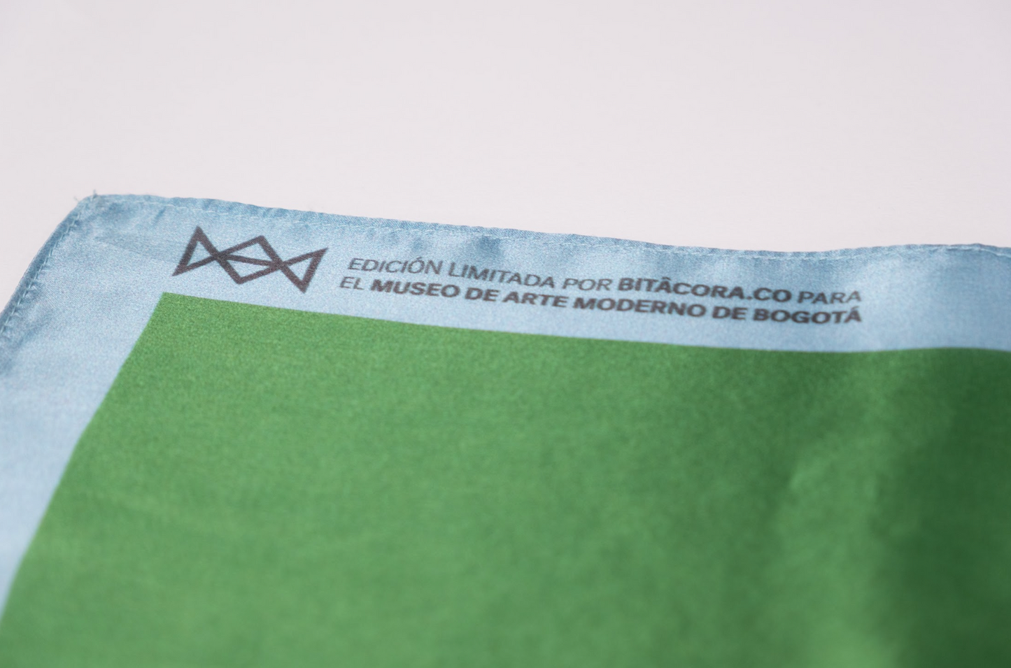 Pañoleta de seda del MAMBO con edición limitada.