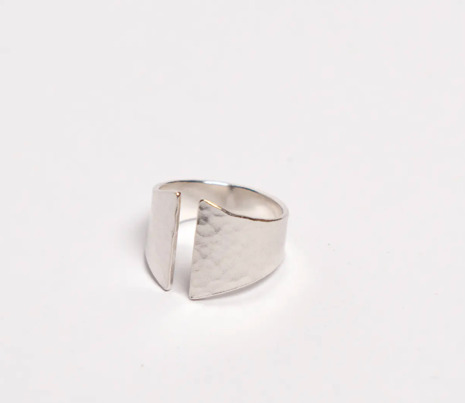 Anillo martillado abierto