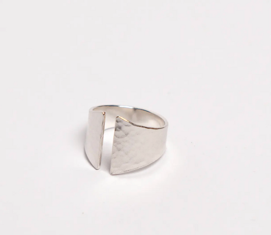 Anillo martillado abierto