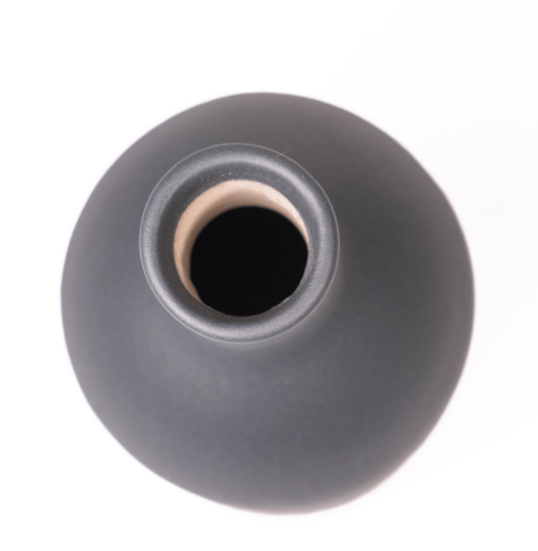 Florero gris oscuro alto